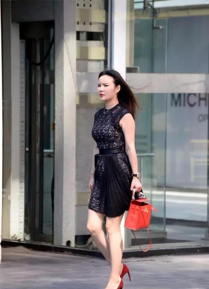 漂亮|街拍:穿黑色连衣裙的性感成熟美妇,漂亮的长发满满的女人味!