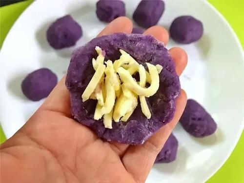 美食优选：不用烤箱，一口平底锅就能做的网红小吃，松软细腻，做法超简单