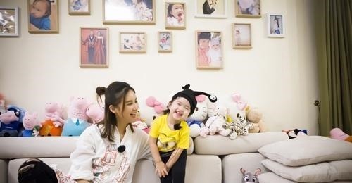 張歆藝曬餃子和兒子玩的照片，夸餃子是個好姐姐