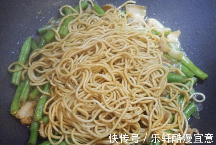 盖子|做焖面也有讲究，教您一招，面条筋道入味，香气浓郁，一看就会做