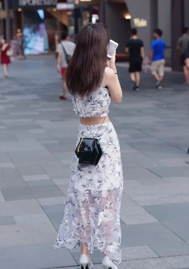 脖颈 连衣裙穿搭还可以拉长脖颈,要讲究色彩搭配,怎么穿也不会崩溃