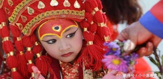 地位|尼泊尔活女神,地位尊贵受人崇拜,退休后却过得十分凄惨