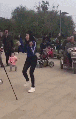 |搞笑段子王:大爷,广场舞没少跳吧,怎么在车上还扭来扭去的啊