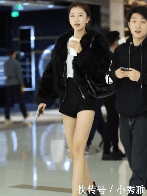 街拍:美腿并不只是白和长,”直“才是精髓