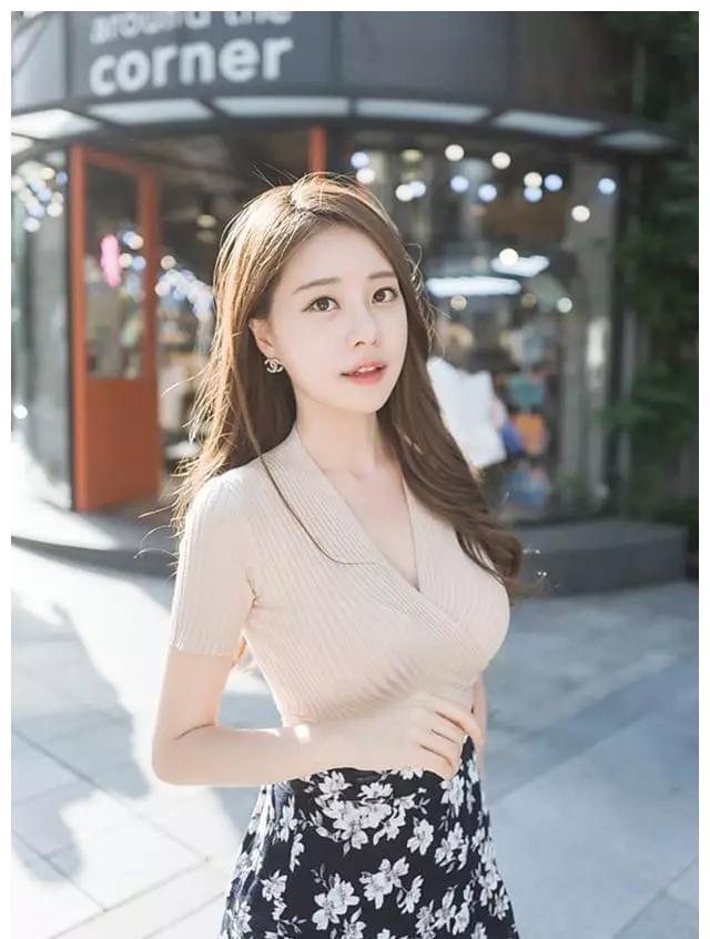 小姐姐|白色蕾丝上衣搭配浅蓝色丝绸裤子,彰显女性魅力