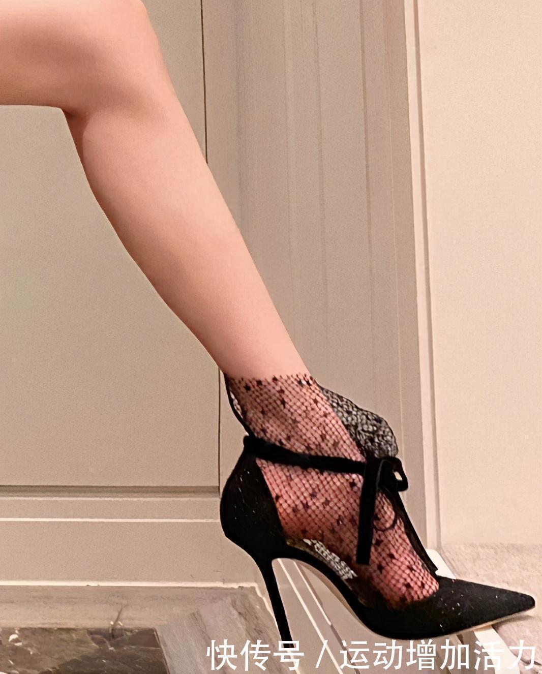 choo 高跟鞋的网纱是弹力的,而且有系带,丝毫不用担心不好穿!