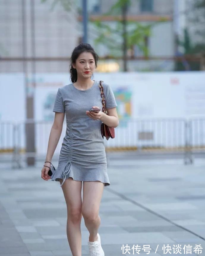 小蛮腰|怎样打造简约又青春的造型?小白鞋加连衣裙,清爽随性又时髦