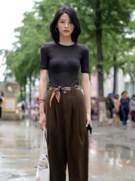 短袖|街拍仪态万方的美女,短袖配阔腿裤,尽显曼妙好身材