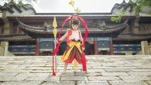 cosp父母说孩子“不学无术”,7岁萌娃cos哪吒回击,这样的还原度神了