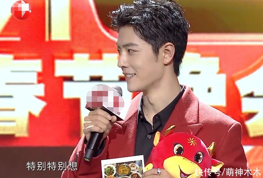 肖战连登三台春晚节目，跟黑豹乐队大玩摇滚炸街，五套造型换不停