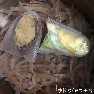 白酒|每次做这道年夜饭之猪皮冻，隔壁小孩都会来敲门