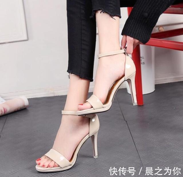 大长腿 一字带露趾造型,散发出性感韵味