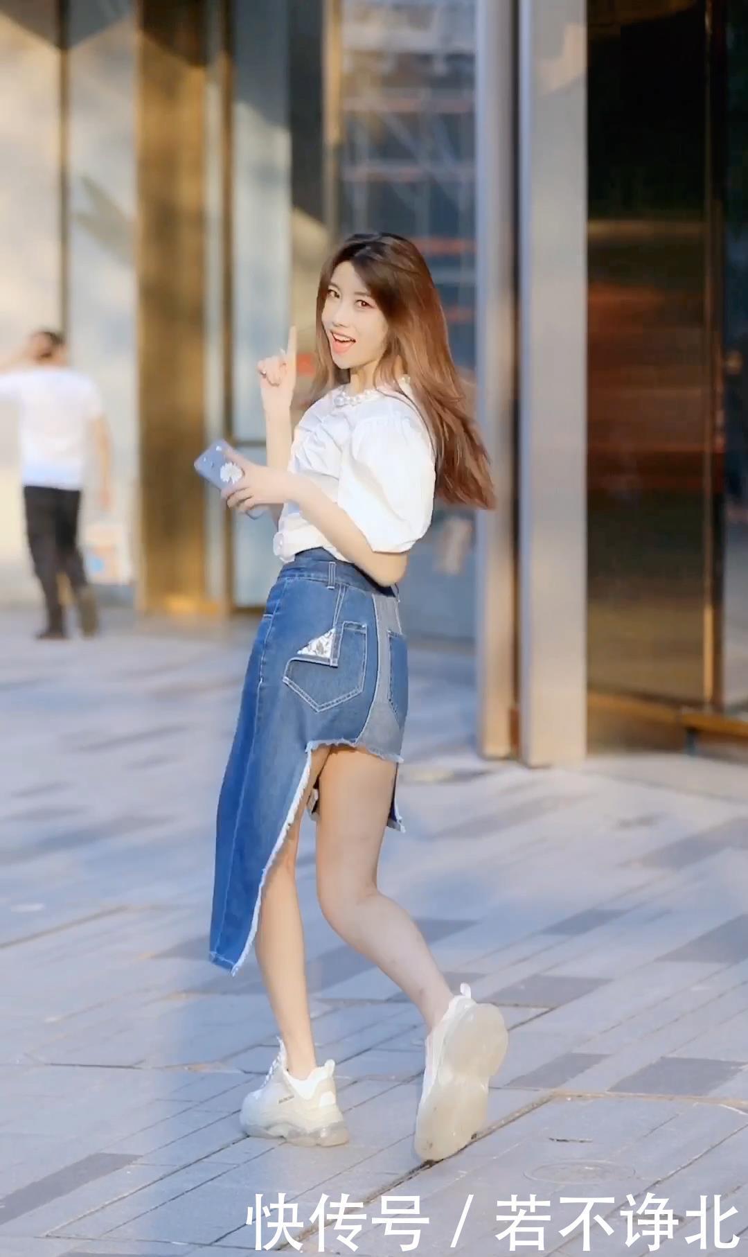 夏日不仅要追求清凉感,造型感也很重要,试试牛仔裙+雪纺衫吧