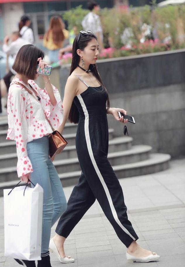 街拍穿灰色牛仔裤的小姐姐,气质优雅,真的养眼