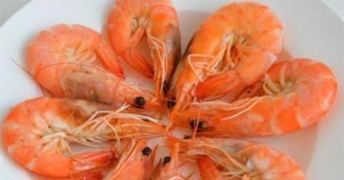 煮虾时,只加生姜与食盐可不行,多加这“2样”,虾肉不腥更鲜香