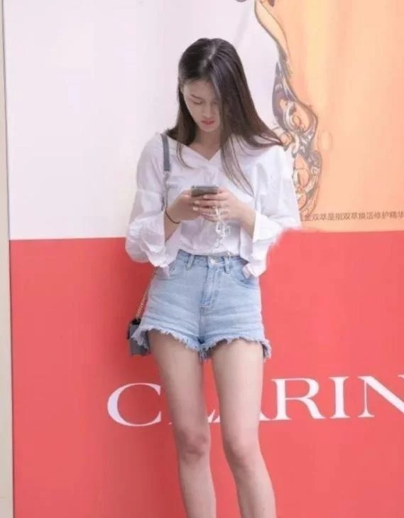 街拍:身材苗条的小姐姐,藕粉色连衣裙,时尚魅力好身材