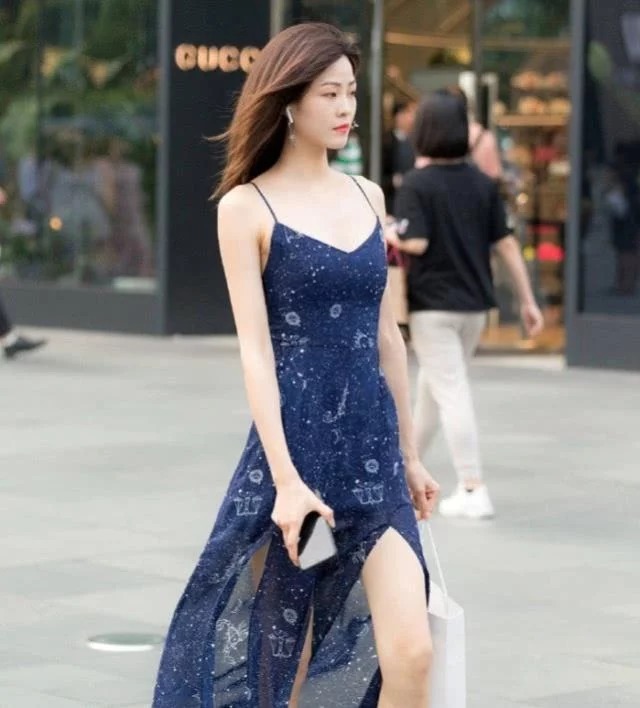 街拍:精致潮流穿搭的小美女,穿出娇俏动人的感觉,风韵迷人又养眼