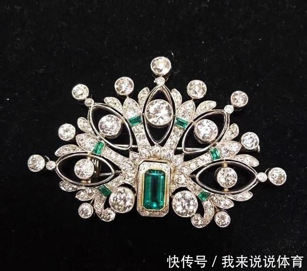 翡翠 一枚小小胸针,不但造型时尚奢华实用性也是巨大的,瞬间提升气质