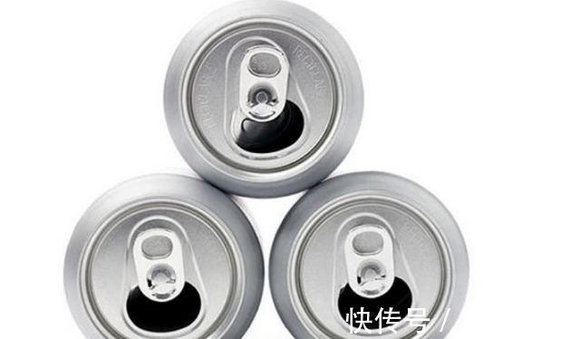 舌头|女孩喝水被水杯“卡住舌头”,家有这类水杯要注意,别给孩子用了