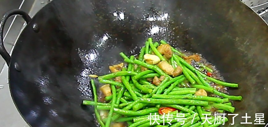 下饭|厨师长炒的长豆角一周都吃不腻，脆嫩入味又下饭，学会自己在家做！