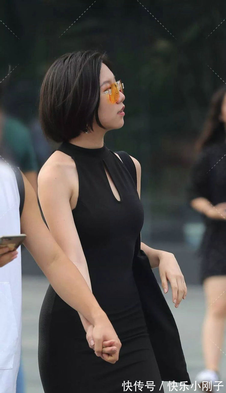 格子|格子背心搭配白色牛仔短裤,简约清凉的穿搭,也能展示时尚气质