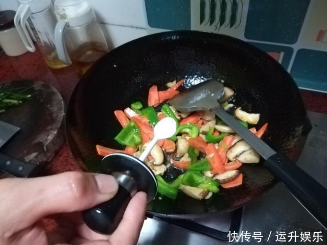 炒牛肉时，直接下锅就“废”了，厨师教你这样做，肉嫩滑不柴