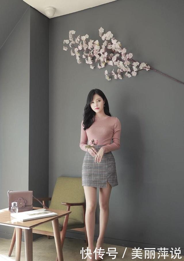 美女街拍:粉色针织打底上衣搭配格子半身裙,青春减龄,显高显瘦