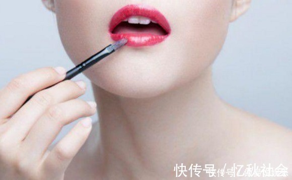 嘴唇 一打开口红盖就傻傻往嘴上涂九成女孩都做错了，难怪粘杯又掉色
