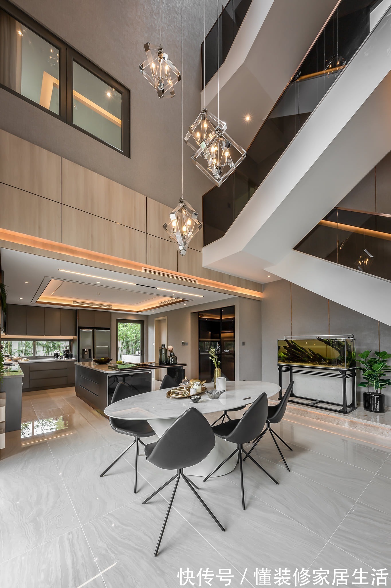 深色系|实际面积260㎡的别墅,装修不奢华不堆砌,三代人同住越看越喜欢