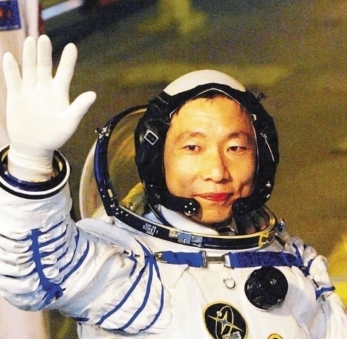 嘴角 杨利伟返航后再也没上太空,如今他的生活怎样了?国人看完泪目了