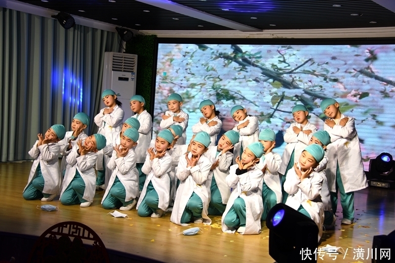 北大附属潢川实验幼儿园举办第四届绘本诵读节暨庆元旦文艺汇演