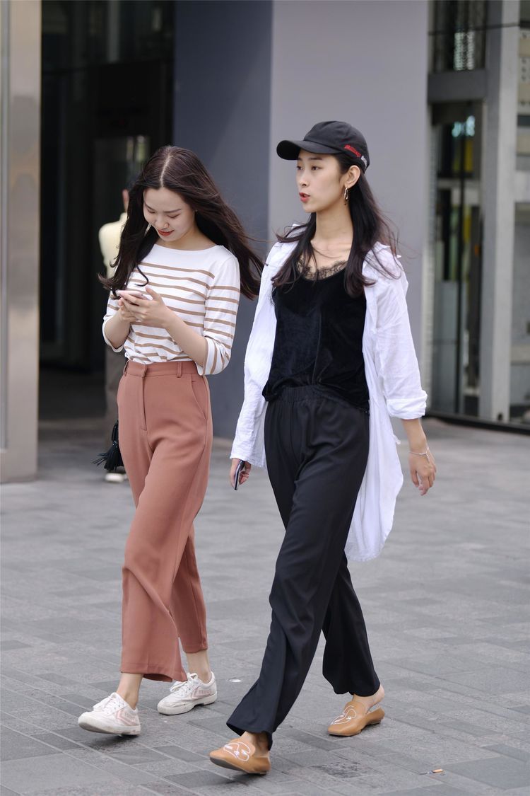 街拍：瑰姿艳逸的美女，一件黑色的吊带连体裤，时尚唯美好身材