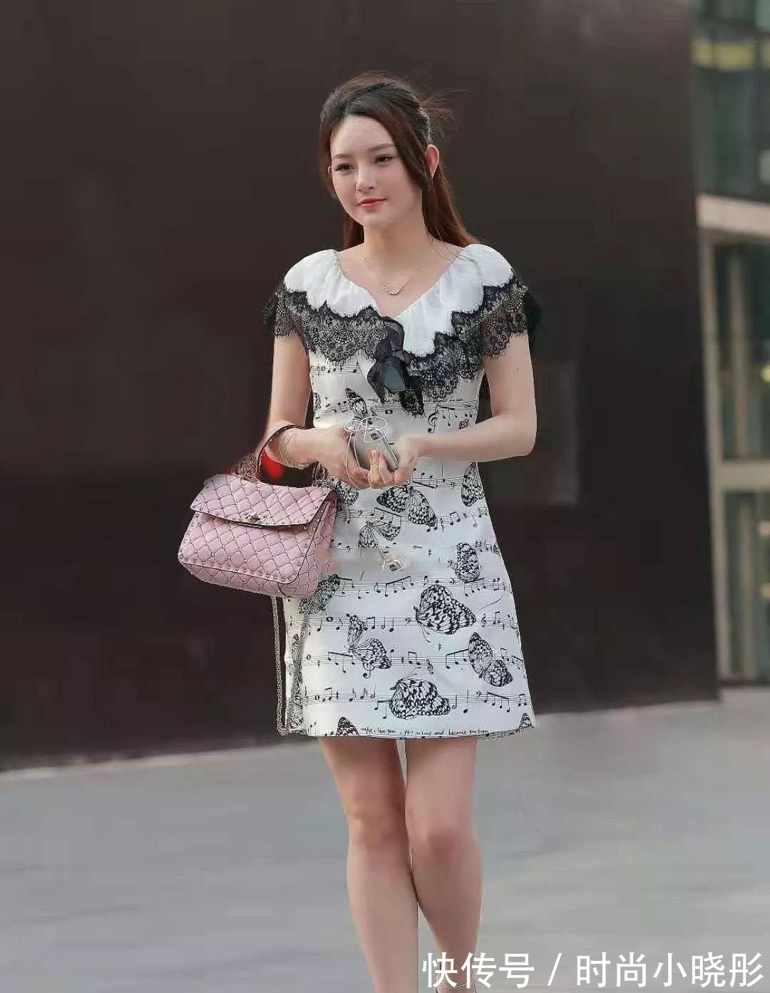 连衣裙 简单时尚的初秋穿搭,选一条漂亮音符印花连衣裙,造型优雅又好看