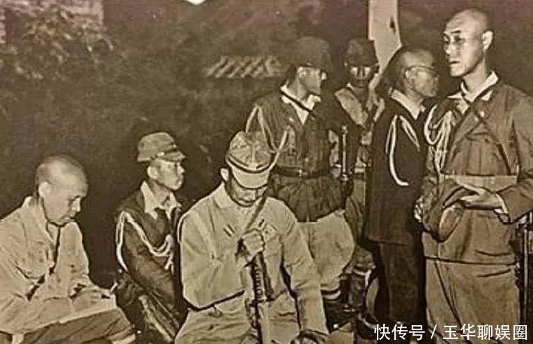 老照片|老照片:两名犯人被钉在木架上等死,强奸犯挂着牌子游街