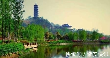 秋月$李白夜泊江岸,抒写了一首传世名作,含蓄深沉,更显挥洒自如