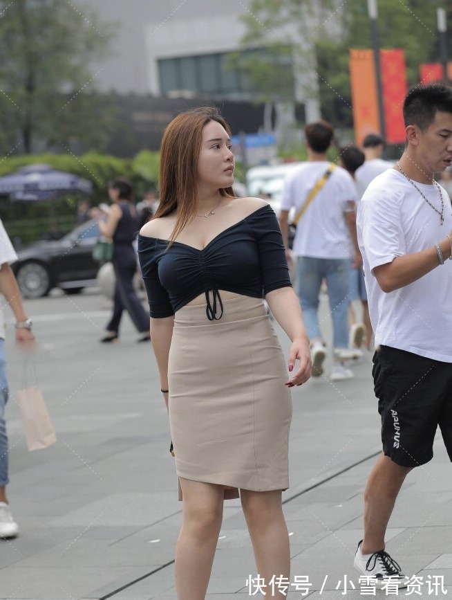 微胖|微胖女生用连衣裙搭配小凉拖，深蓝色的上衣提亮肤色还能显瘦