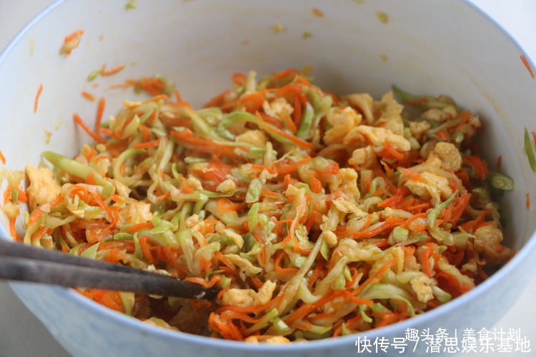 天热别蒸包子,教你懒人吃法,卷一卷8分钟出锅,早餐上桌准吃光