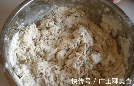 蒸馒头时,别只会加酵母,教你一招,半小时发满盆,香软又蓬松