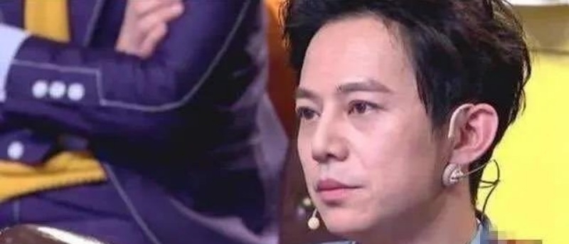 男演员|女演员现场失控,为表演真实猛踹男演员脑袋,何炅全程黑脸观看