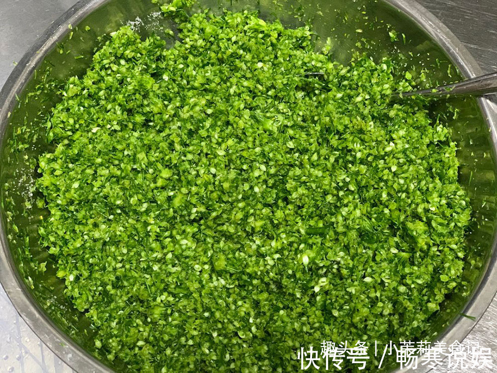 腌韭菜花,不能只放盐,母亲教我4招,韭菜花越嚼越香,能吃一年