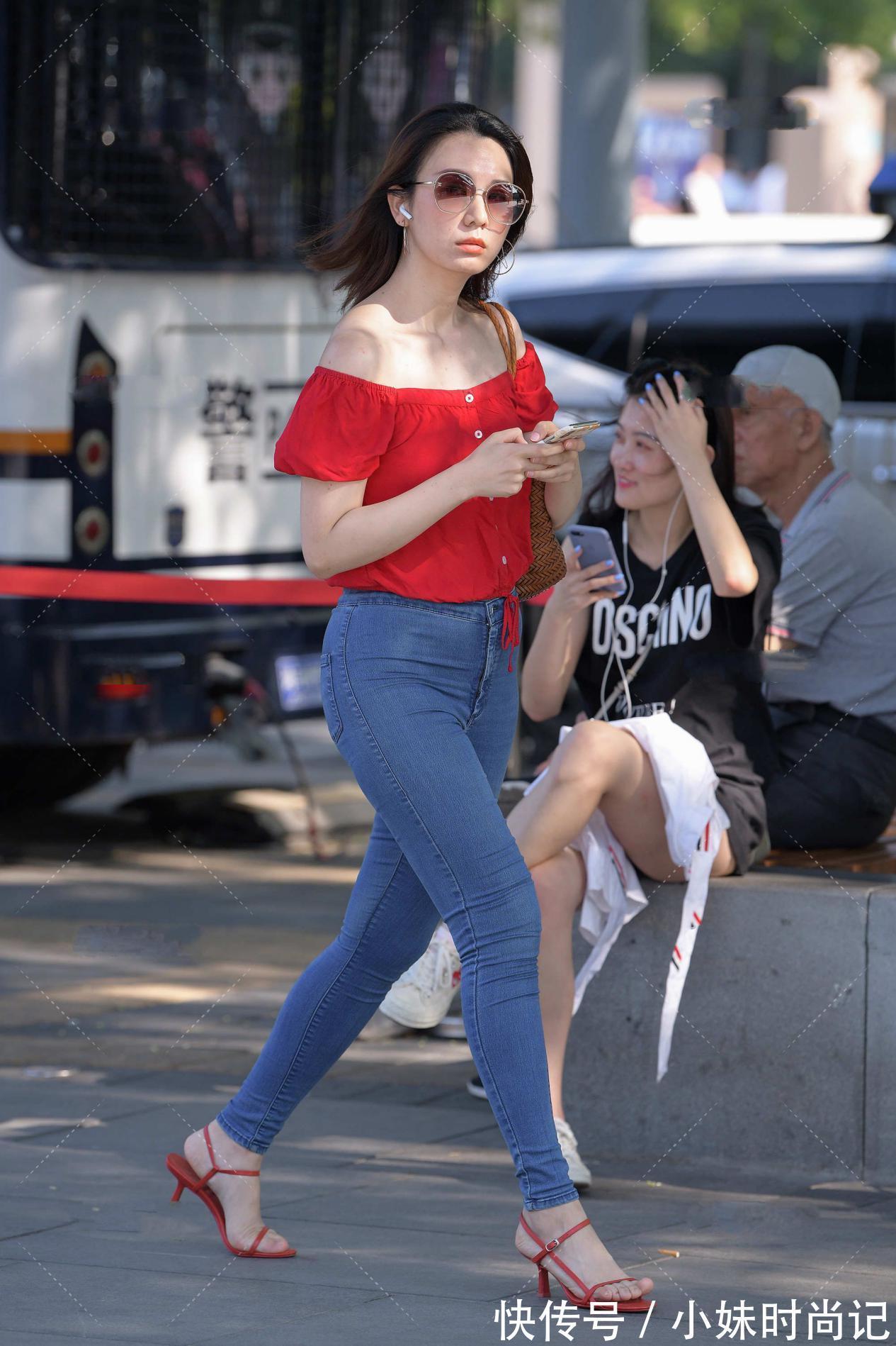 牛仔裤|夏季修身牛仔裤,配上一字肩,清凉好看又时髦,美就这么简单大方