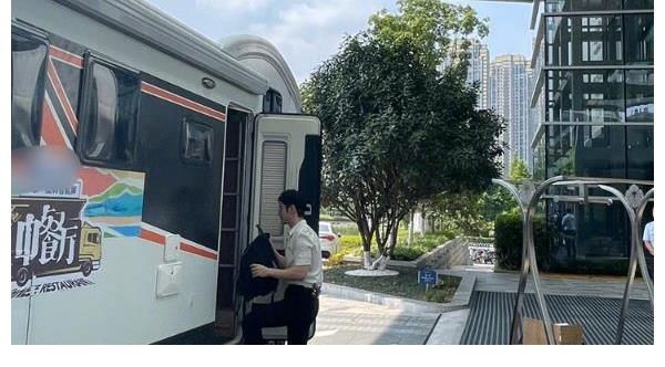 节目|《中餐厅5》路透来了，黄晓明自己推行李，丁真的普通话令人担心