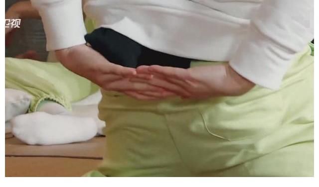 小八|《奔跑吧》再玩猥琐游戏，镜头对着嘉宾的臀部，2位嘉宾逃过一劫