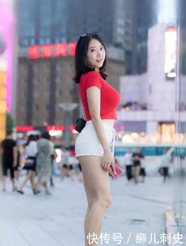  街拍：第一位美女纤细的身材，飘逸的长发很是迷人，海都没有你美