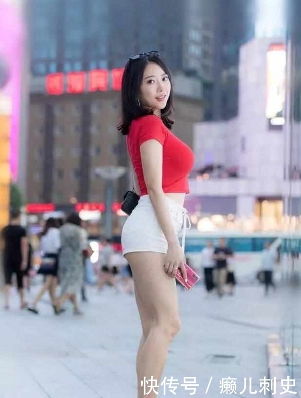 街拍:第一位美女纤细的身材,飘逸的长发很是迷人,海都没有你美