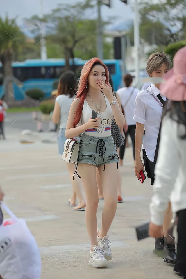 清爽型 白色背心搭配浅绿色牛仔短裤,简约随性的穿搭,也是夏季最美的穿搭