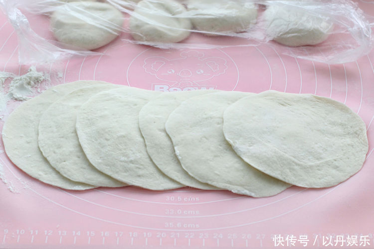 用东北特色菜蒸包子，味道倍儿鲜美，老公自己就能吃一屉，真服了