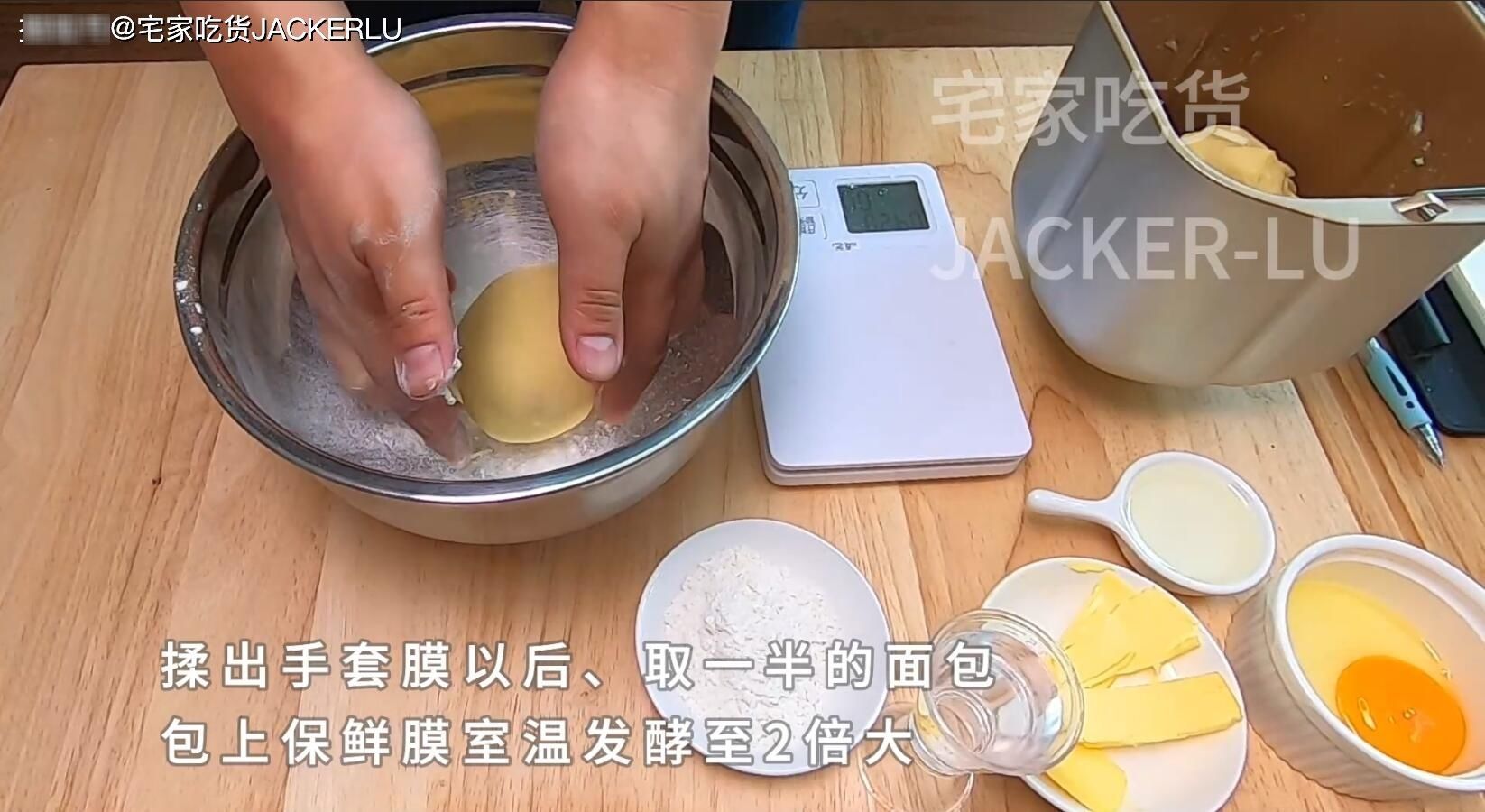 面包|家常毛毛虫面包，简单又经典的甜品，入口细腻，绵软有嚼劲。