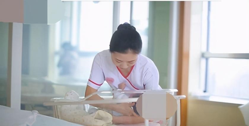 家长|错误的抱姿,很可能让宝宝变成“歪脖子”,3种姿势要注意