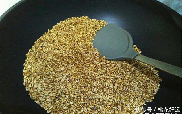 夏钓鲫鱼,试试这些“小颗粒”饵料,小鱼咬不动,上钩就是大鲫鱼